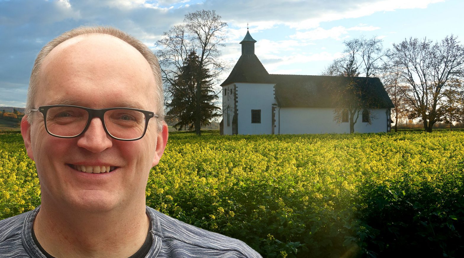 Foto-Collage: Mann mit Brille und hoher Stirn vor kleinen Kirche im Grünen