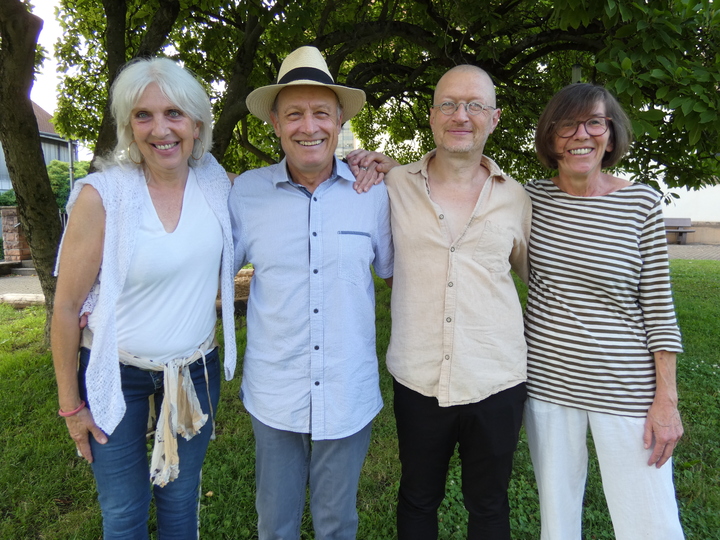 2 Frauen, jeweils außen stehend, und 2 Männer in einer Reihe vor einem großen Laubbaum auf einer Wiese. Sie haben sich die Arme auf die Schultern gelegt. Von links: Sieglinde, Dietmar, Michael, Simone. Alle mit fröhlichem Gesicht.